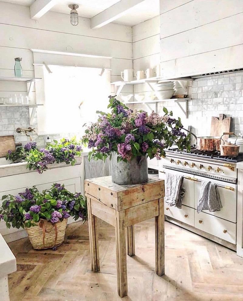 25+ Shabby Chic Kitchen Ideas That Inspire in 2020 | vars färger och mönster alltid måste ha en touch av