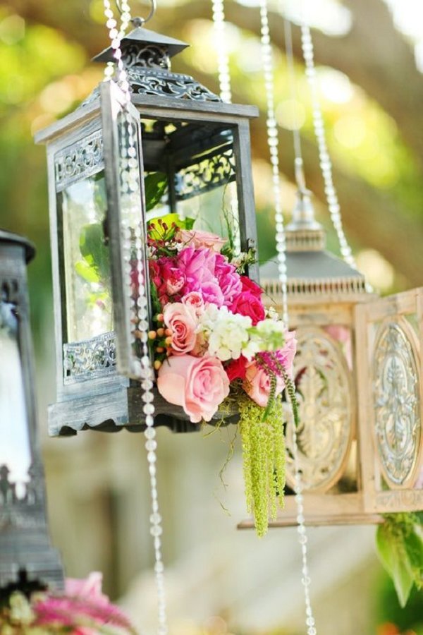 Detalles únicos de decoración de recepción de boda con linterna colgante