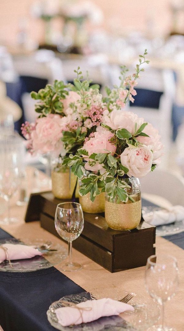 ideia de centro de mesa de casamento rosa e gliter de luxo