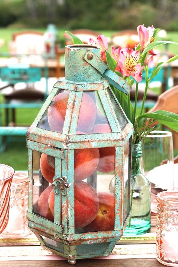 linterna de menta vintage con centro de mesa de boda de duraznos