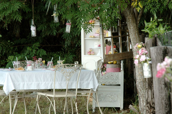 ベビーピンクと白の花の結婚式のセンターピース