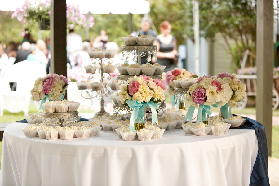 Idea de centro de mesa de boda pintura en aerosol botellas de oro y relleno con flores